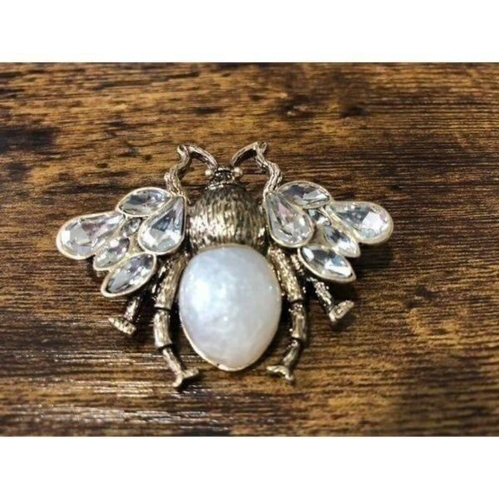 White bee pin Retro style New